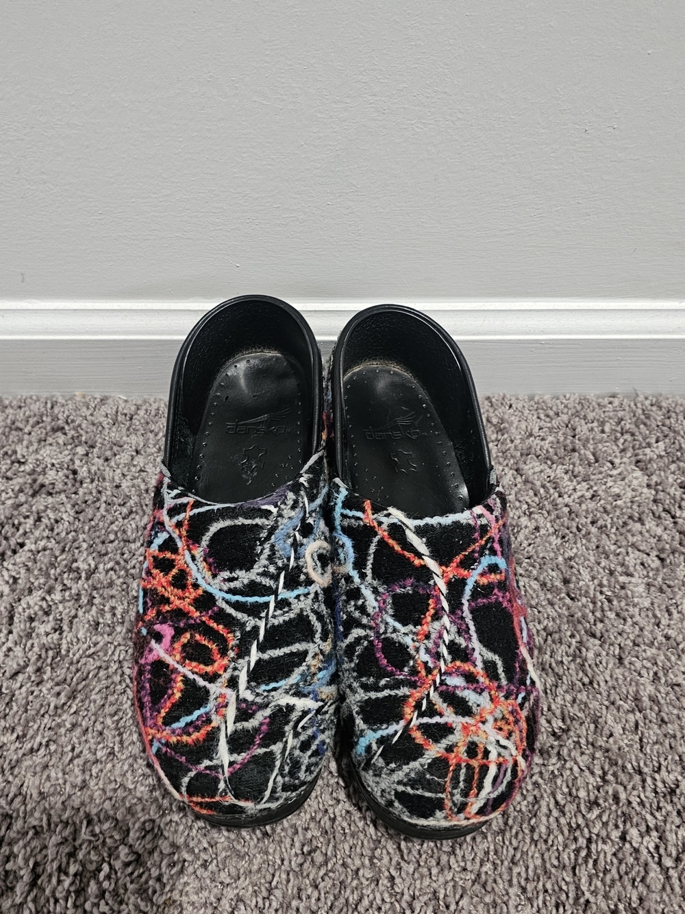 Dansko Black Multicolor Scribble Clogs Size 8.5/9 Creative Core Quirky Whimsy